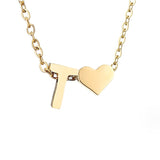 Nadčasový iniciálový náhrdelník s přívěskem srdce